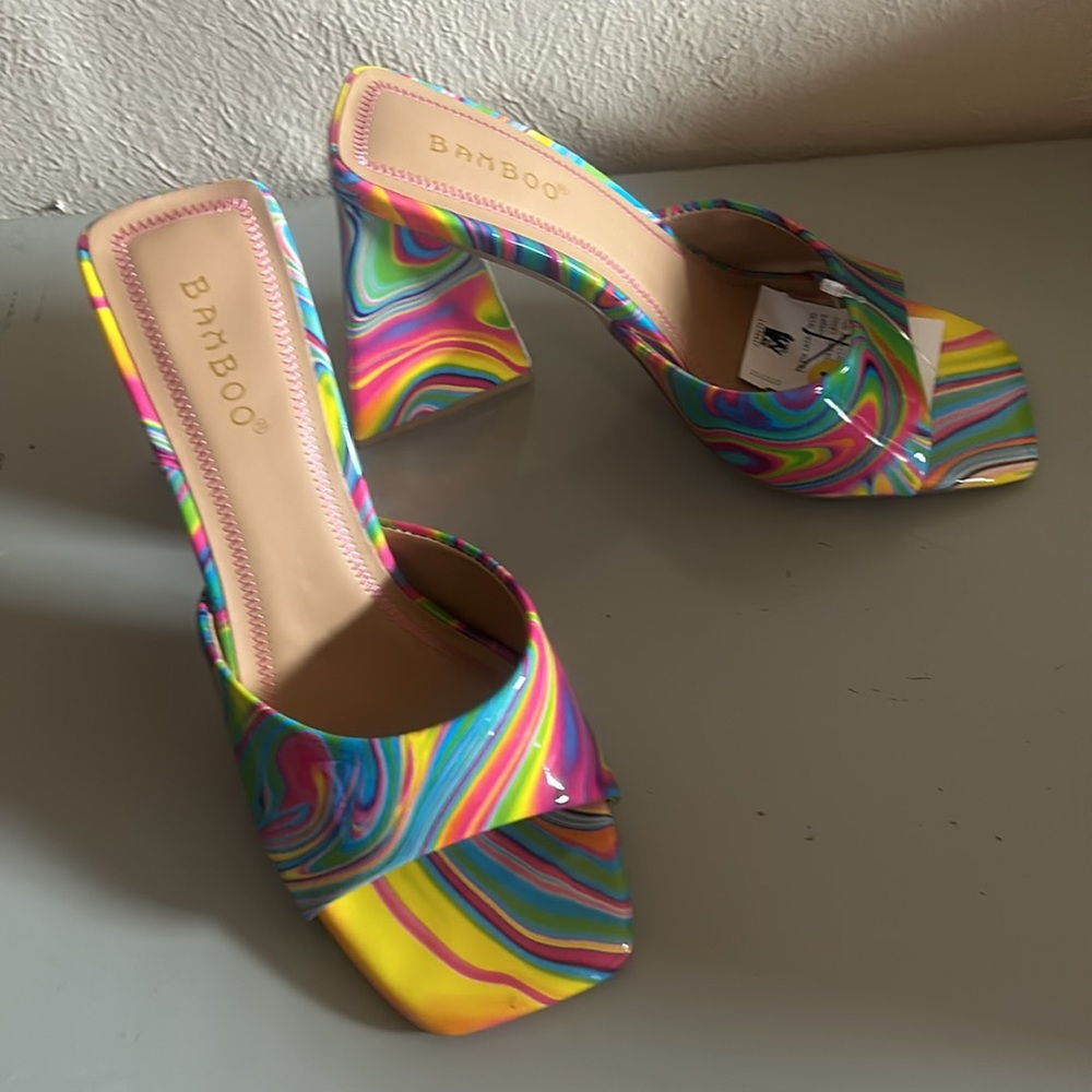 Bamboo Premier Swirl Patent Leather Square Toe Triangle Chunky Heel - Picture 7 of 11